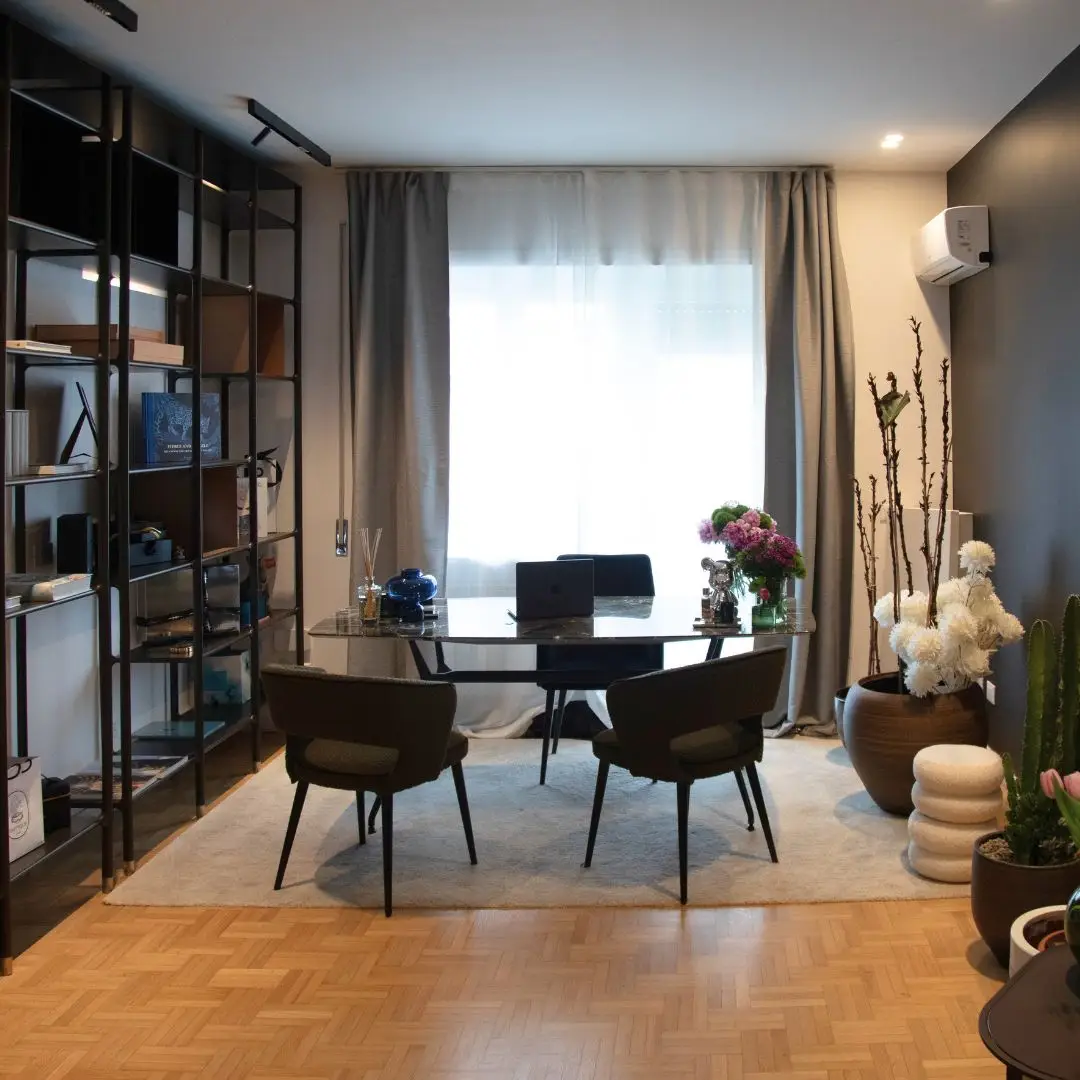 Ufficio di rappresentanza elegante di Ego Space con tavolo in marmo e poltroncine per riunioni riservate e colloqui